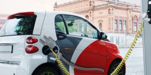 Transition énergétique : Ségolène Royal mise sur le véhicule électrique