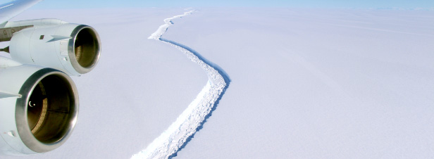 En Antarctique, la banquise Larsen C se fracture et des rivières se forment sous l'effet de la fonte