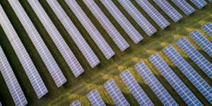 Engie inaugure sa plus grande centrale solaire dans les Alpes-de-Haute-Provence