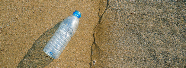 Interdiction des plastiques jetables : le Conseil valide l'accord négocié avec le Parlement européen