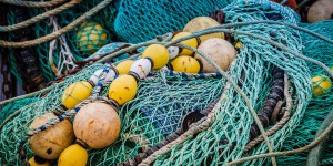 Plastique : l'UE fixe les règles de la surveillance des engins de pêches vendus et repêchés en mer