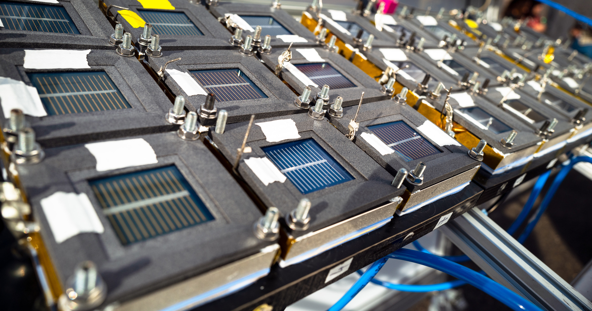 L'électrolyse devient autonome grâce à des cellules photovoltaïques tandem