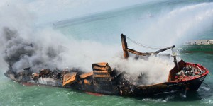 Navire en feu : les plages sri-lankaises menacées par des tonnes de plastique et de fioul
