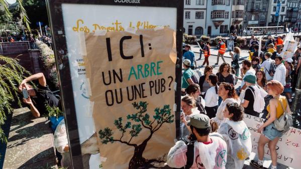 TRIBUNE. Des ONG critiquent le manque d'ambition de la loi Climat sur la publicité pour les produits polluants