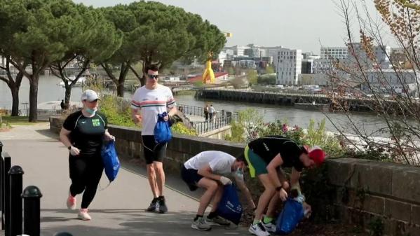 Environnement : les adeptes du plogging font leur jogging tout en ramassant des déchets