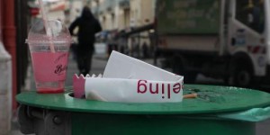 Environnement : les emballages de repas livrés ou à emporter s'accumulent dans les rues