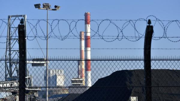 Arrêt des centrales à charbon en 2022 : la promesse impossible d'Emmanuel Macron