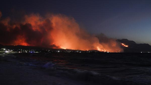 Grèce : un incendie ravage le massif de Geraneia et fait craindre une 'catastrophe écologique'