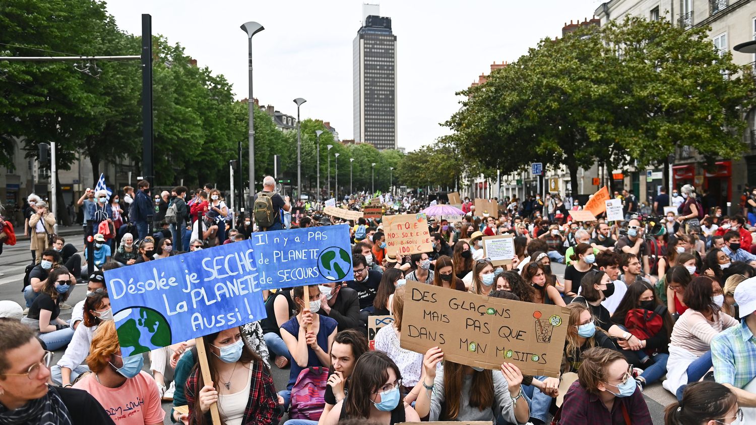 Marches pour le climat : des milliers de personnes rassemblées pour dénoncer le manque d'ambition du projet de loi