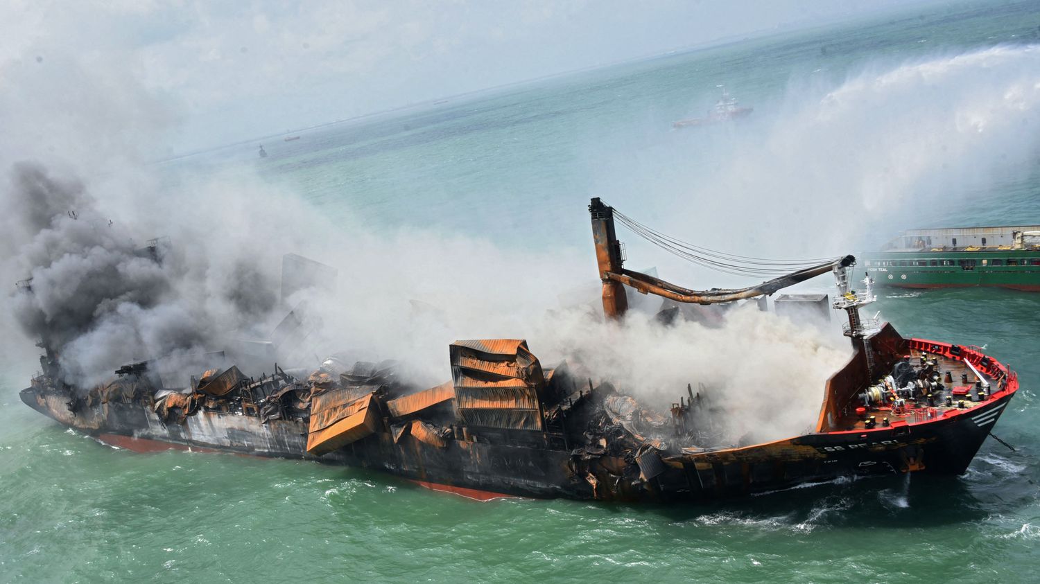 Sri Lanka : une enquête ouverte après l'incendie sur un porte-conteneurs et la pollution du littoral