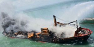 Sri Lanka : une enquête ouverte après l'incendie sur un porte-conteneurs et la pollution du littoral