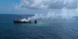 Les côtes du Sri Lanka menacées par le fuel d’un porte-conteneurs naufragé