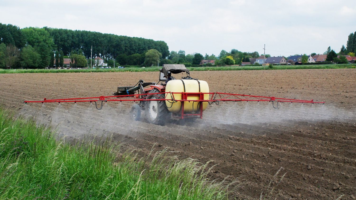 Epandage des pesticides : 'Le gouvernement' risque de faire 'encore des mesurettes', craint un conseiller régional breton