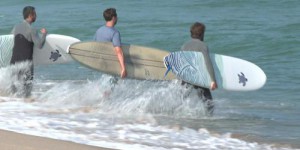 Des surfeurs bénévoles équipés de capteurs vont mesurer la qualité des eaux du littoral français