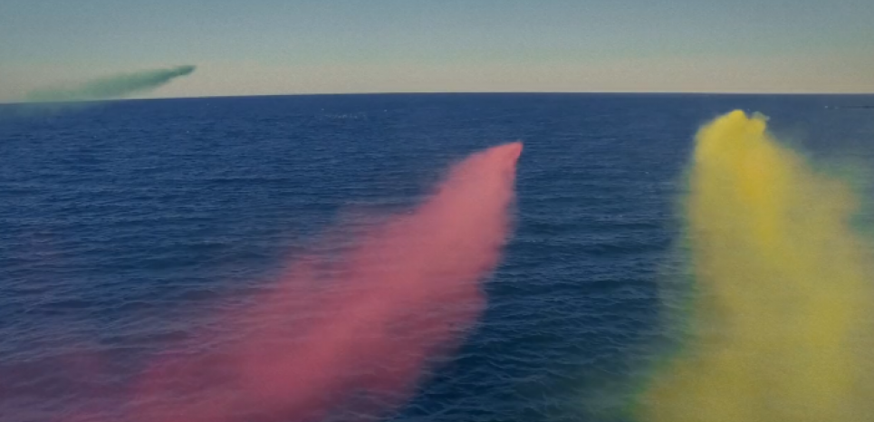 2 minutes d'un ballet coloré de drones au-dessus de l'océan