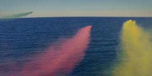 2 minutes d'un ballet coloré de drones au-dessus de l'océan