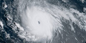 L'ouragan Irma arrive aux Antilles : 'Des rafales allant jusqu'à 280-300 km/h'