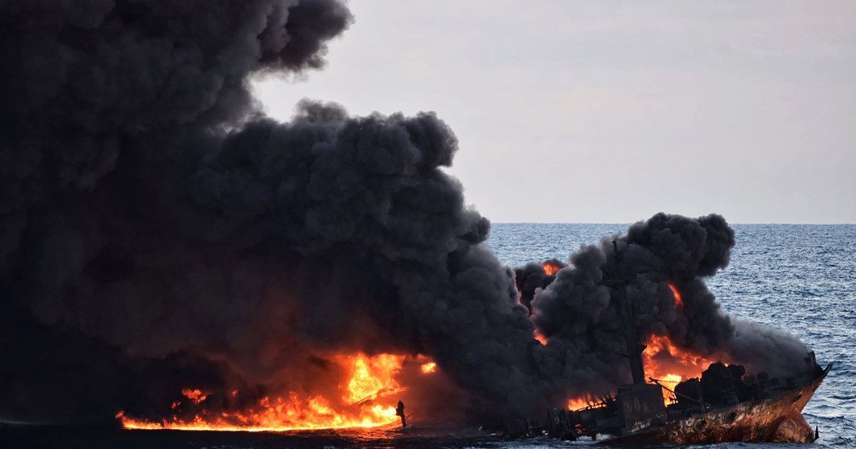 Après le naufrage d'un pétrolier iranien, une pollution catastrophique menace la mer de Chine