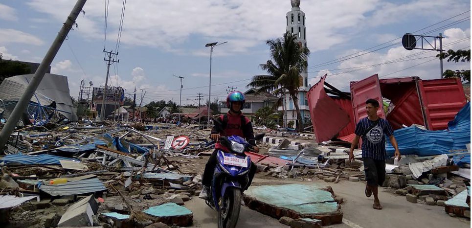 Séisme et tsunami en Indonésie : le bilan passe à au moins 832 morts