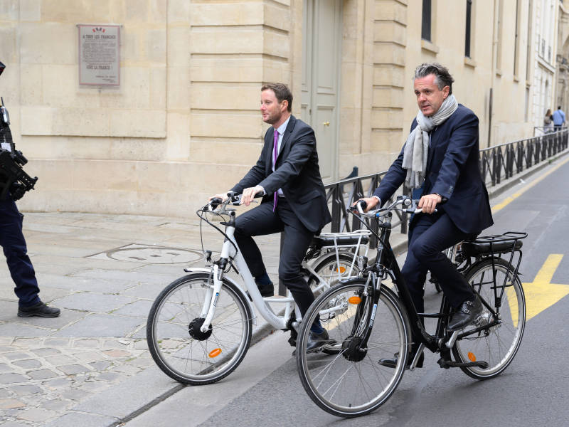 Repose-pieds en bord de chaussée, pistes cyclables, feux décalés… Le gouvernement dévoile un plan vélo à 2 milliards d’euros