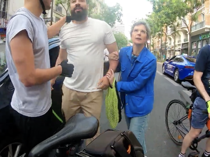 La députée Sandrine Rousseau s’interpose lors d’une altercation entre un taxi et un cycliste