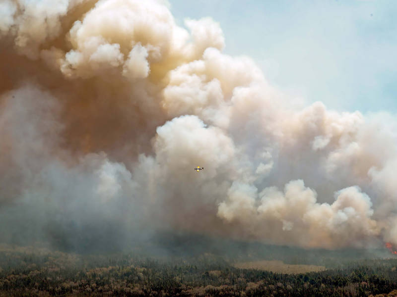 Les images dramatiques des feux de forêt « sans précédent » qui ravagent l’est du Canada