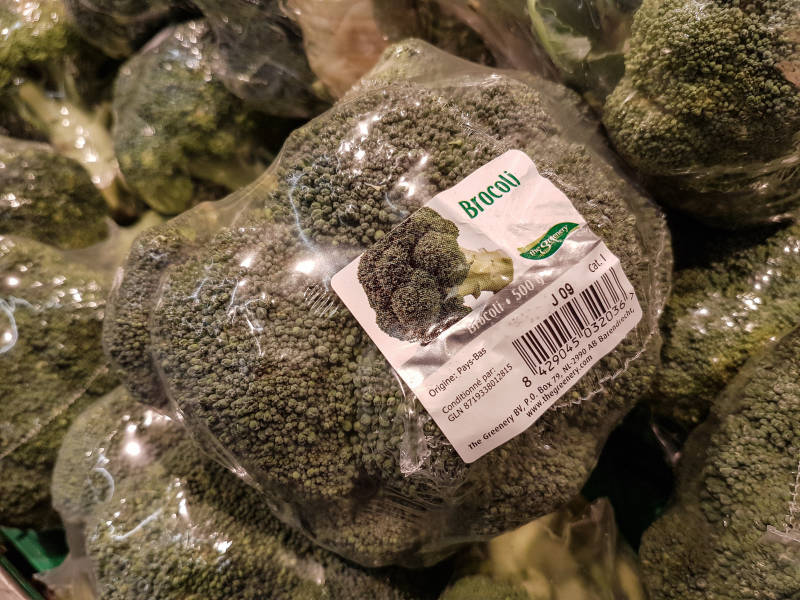 Salade, cerises, brocolis… Malgré la loi, ces fruits et légumes pourront être vendus emballés dans du plastique