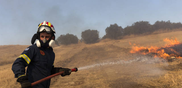 Incendies en Grèce : des évacuations après l’explosion d’un dépôt de munitions à Volos