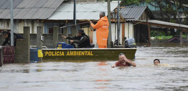 Les images des inondations monstres qui ont fait 21 morts dans le sud du Brésil