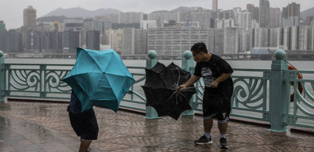 Le super typhon Saola risque d’être « le plus puissant » depuis 1949 à toucher Hong Kong