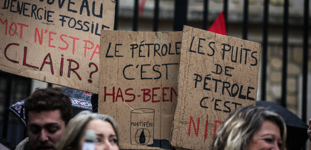Une centaine d’écologistes mobilisés en Gironde contre un projet de forage pétrolier
