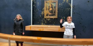 Vitre de « La Joconde » aspergée au Louvre : les deux écologistes devront verser une contribution