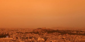 A Athènes, le ciel vire à l’orange à cause du sable du Sahara : des images mi-poétiques, mi-effrayantes