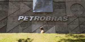 Quand la direction du géant pétrolier brésilien Petrobras démissionne