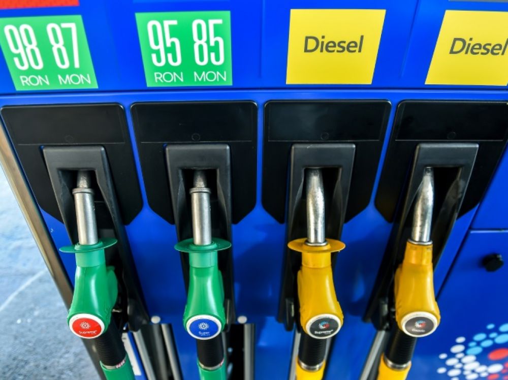 Chute des cours pétroliers: quel impact sur les prix à la pompe?