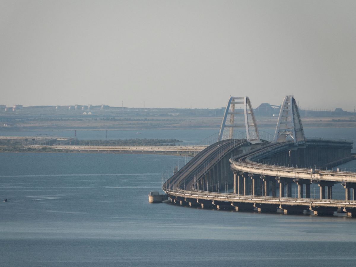 Le pont de Crimée endommagé, deux morts, explosions signalées