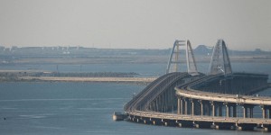 Le pont de Crimée endommagé, deux morts, explosions signalées