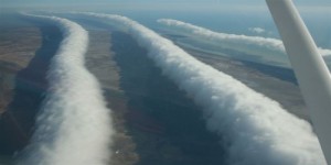 L'extrême en vidéo : une tornade horizontale traverse le ciel