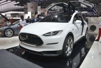 En bref : la voiture électrique grand public de Tesla attendra 2015