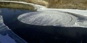 L’extrême en vidéo : un énigmatique cercle de glace sur une rivière