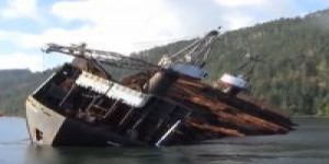 L’extrême en vidéo : un bateau chavire et jette sa marchandise à l’eau