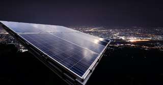 Ces panneaux solaires génèrent de l’électricité la nuit