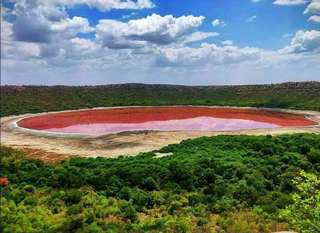 Inde : un lac de météorite devient subitement rose
