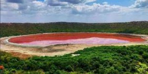 Inde : un lac de météorite devient subitement rose