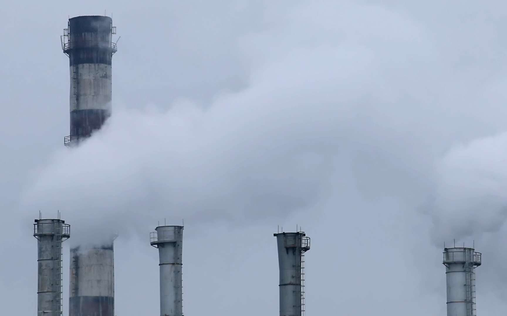 Video : les 8 cheminées d'une centrale électrique s'effondrent comme un château de cartes