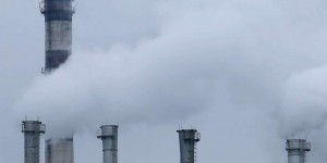 Video : les 8 cheminées d'une centrale électrique s'effondrent comme un château de cartes