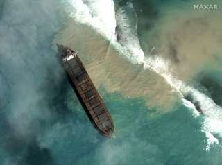 Marée noire : le bateau échoué au large de l'île Maurice menace de se briser