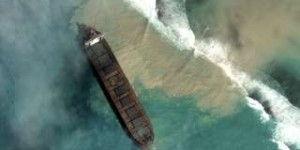 Marée noire : le bateau échoué au large de l'île Maurice menace de se briser