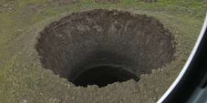 Sibérie : l'explosion d'une bulle de méthane crée un gouffre de 50 m de profondeur