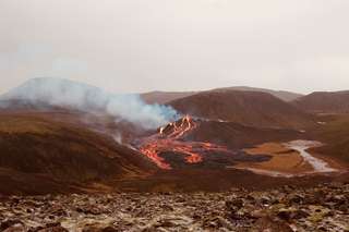 Islande : spectaculaires images d'un volcan en éruption  près de  Reykjavik, la capitale